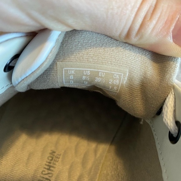 Clarks white tennis shoes size 8.5 - Picture 2 of 6